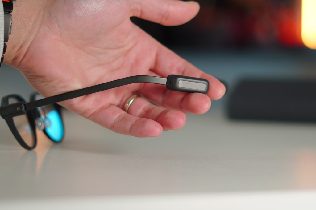 G2 眼镜的 Teleprompter 功能示例，文字沿镜片底部滚动