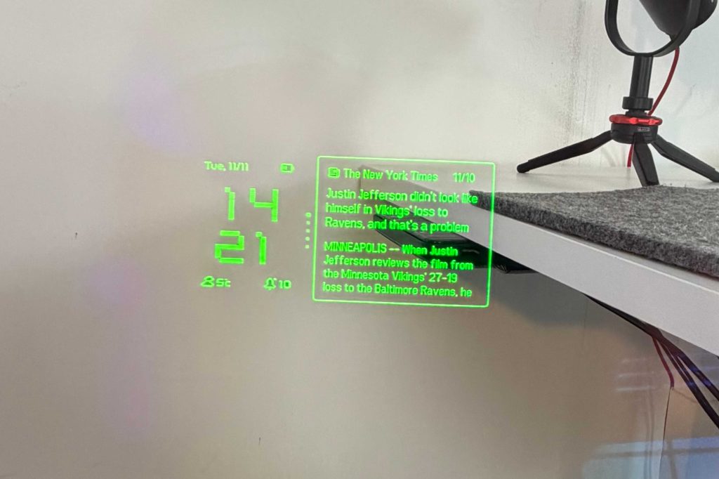 G2 眼镜的 3D 空间层显示例，前层快讯与后层导航层次分明