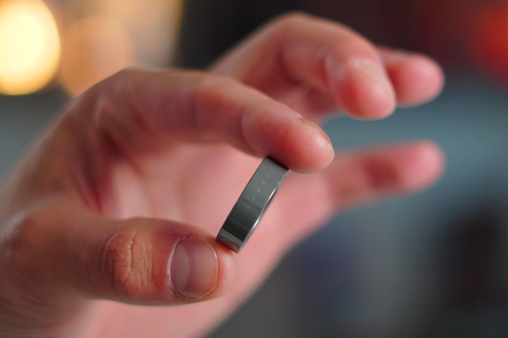 R1 智能环细节展示，触控面板与陶瓷外壳