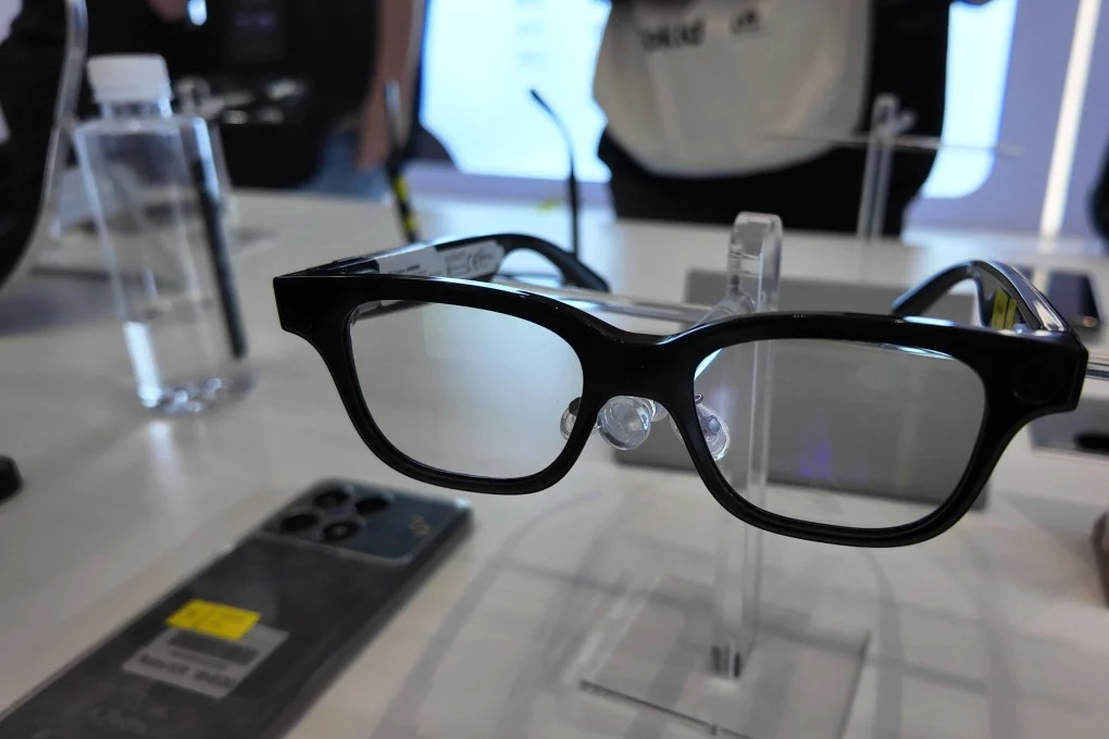 Rokid AI眼镜集成国产大模型的概念图