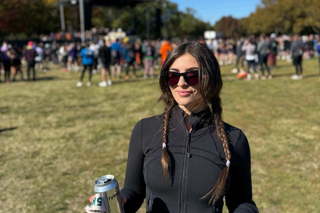 作者佩戴Meta Wayfarer进行现场测试